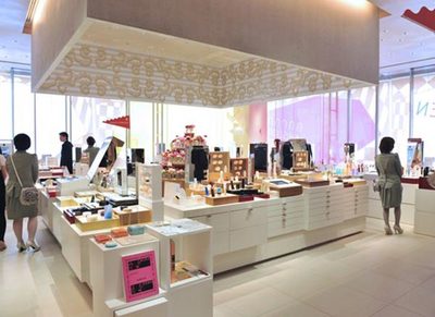 一套資生堂化妝品展廳設計圖