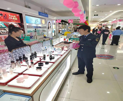 市市場監(jiān)督管理局開展化妝品安全科普宣傳進(jìn)社區(qū)、進(jìn)商場活動(dòng)