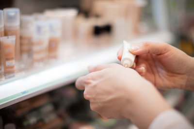 化妝品代加工廠廣州蘿薇幫助企業(yè)走向財(cái)富未來(lái)