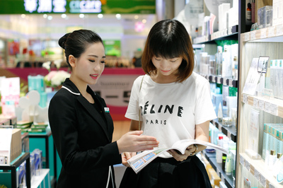 這家化妝品店已經到全國第三了,她們都做了什么